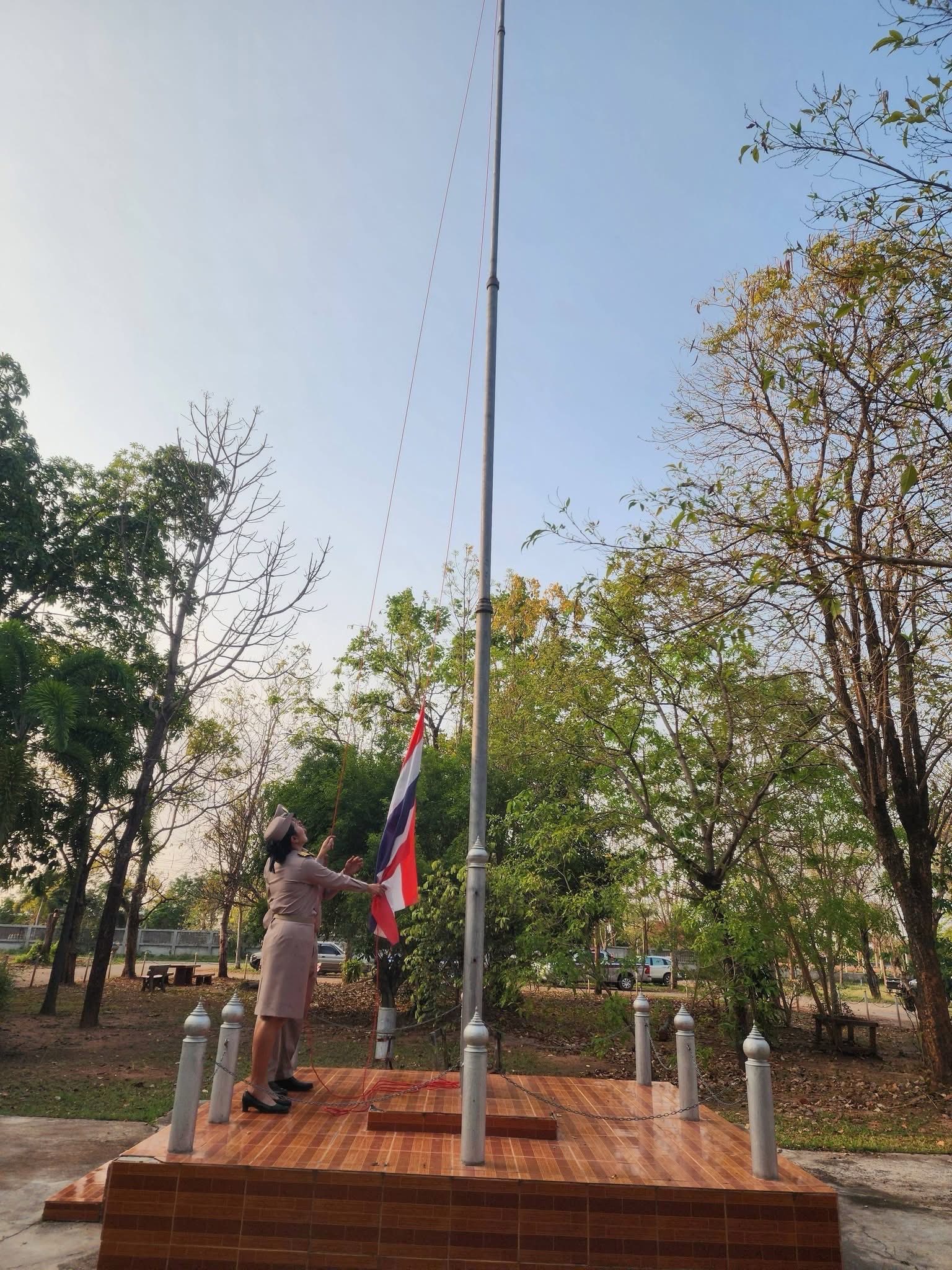 พช.บ้านเหลื่อมร่วมกิจกรรมเคารพธงชาติ หน้าเสาธง ณ ที่ว่าการอำเภอบ้านเหลื่อม