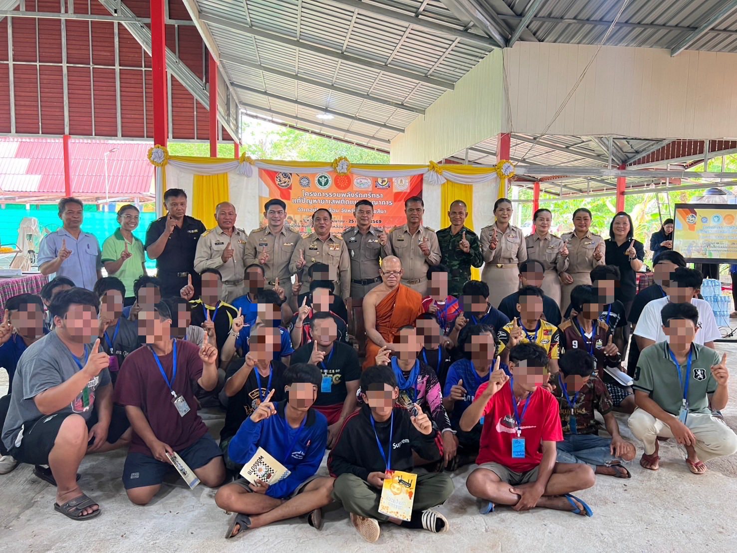 ✌️✨พช.บ้านเหลื่อม ร่วมพิธีเปิด “โครงการรวมพลังรักศรัทธาแก้ปัญหายาเสพติดแบบบูรณาการ อำเภอบ้านเหลื่อม จังหวัดนครราชสีมา”