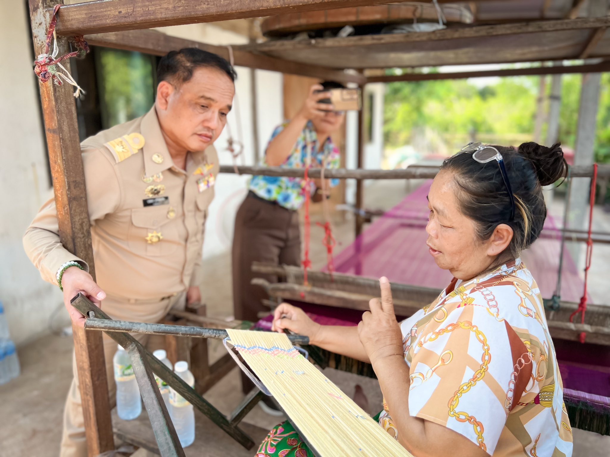 🧵🧶พช.บ้านเหลื่อม ลงพื้นที่เยี่ยมเยียน ติดตาม  ให้กำลังใจ กลุ่มแม่บ้านดอนทองไหมไทย ในการสร้างสรรค์ลายผ้าอัตลักษณ์ประจำอำเภอบ้านเหลื่อม