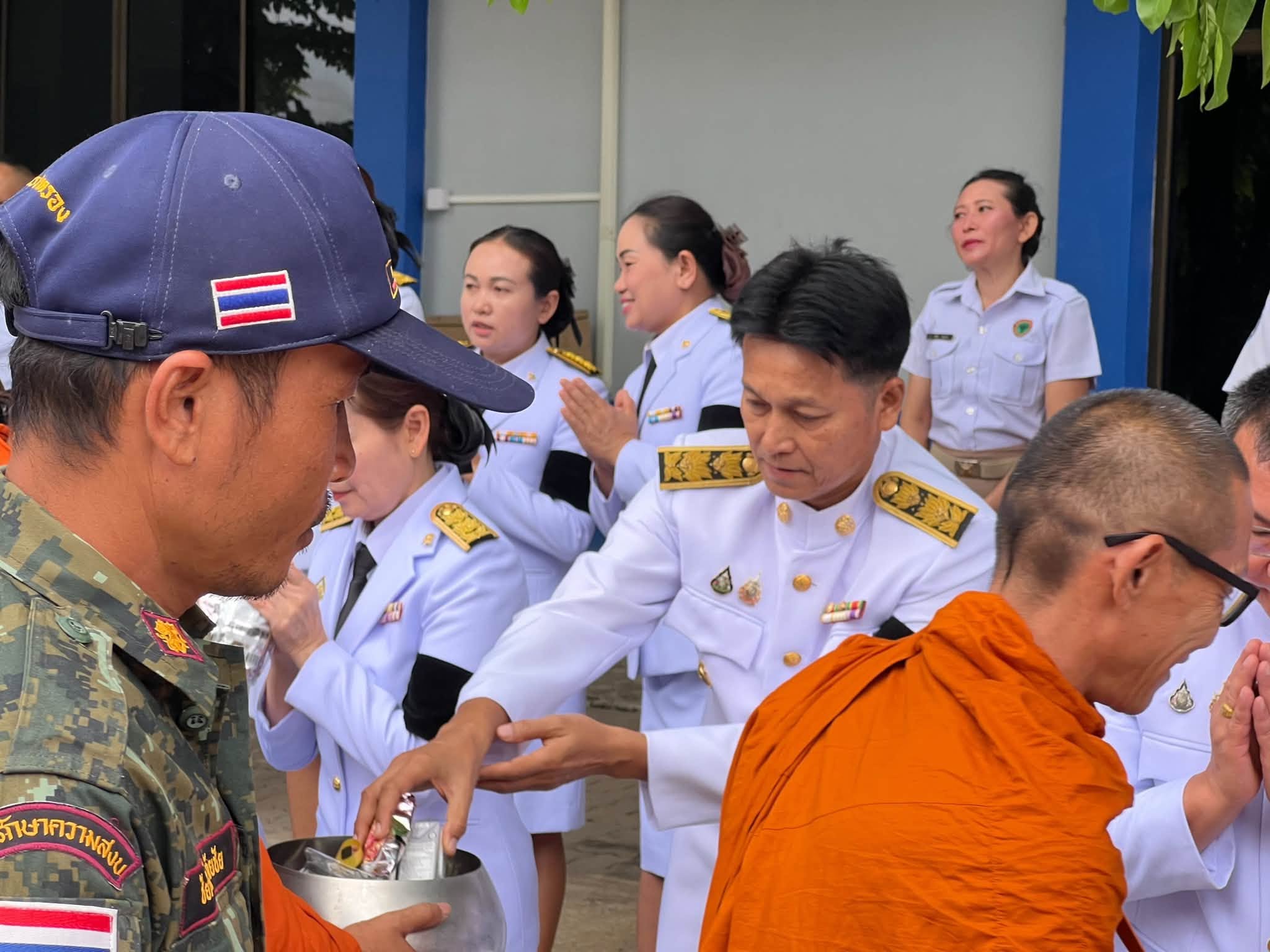 พช.บ้านเหลื่อม ร่วมพิธีทำบุญตักบาตรถวายพระราชกุศล พระบาทสมเด็จพระเจ้าอยู่หัว เนื่องในโอกาสวันเฉลิมพระชนมพรรษา