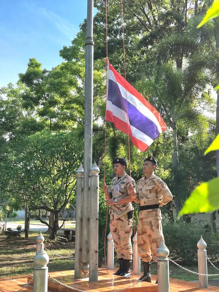พช.บ้านเหลื่อมร่วมกิจกรรมเคารพธงชาติ หน้าเสาธง ณ ที่ว่าการอำเภอบ้านเหลื่อม