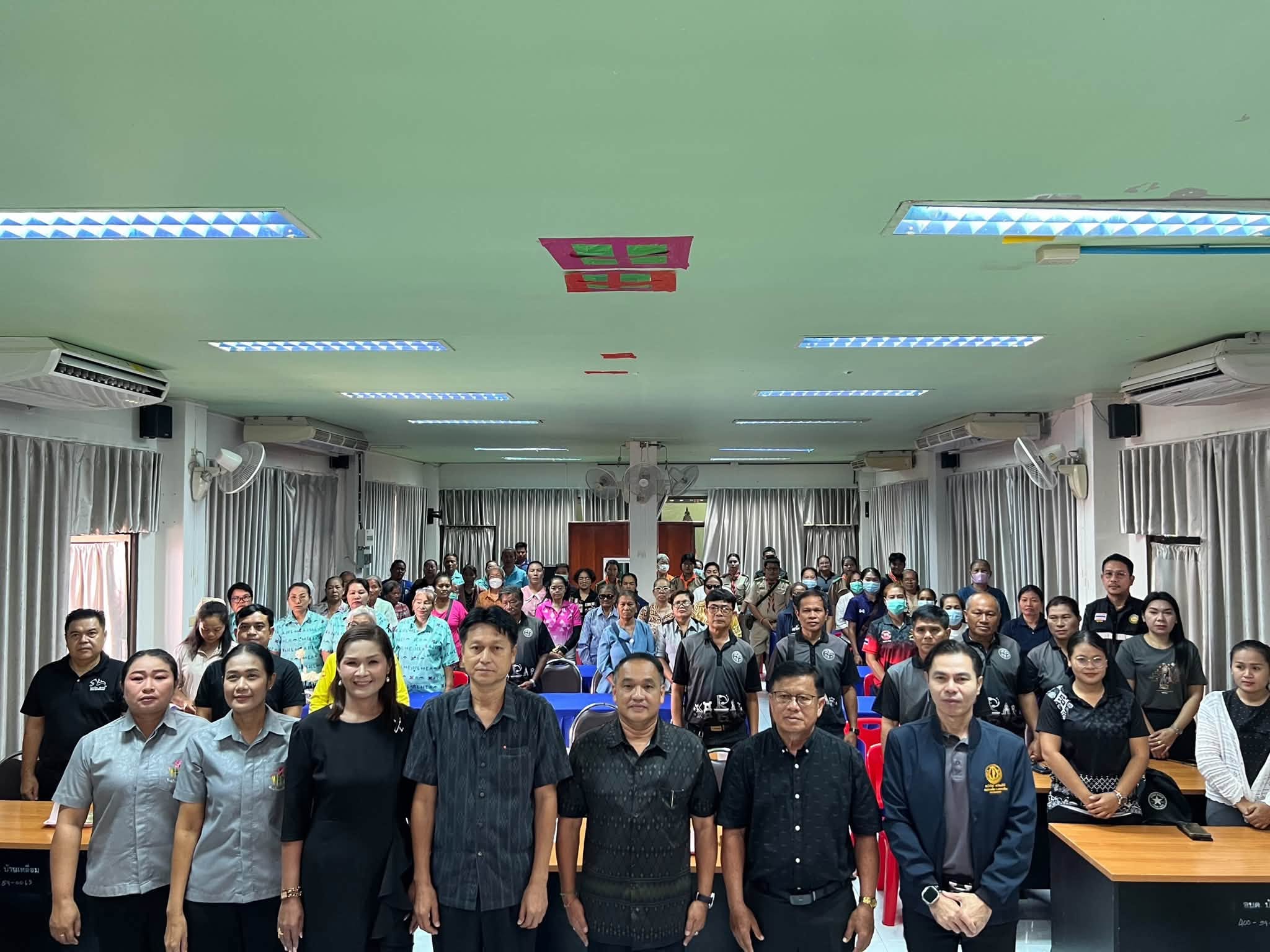 พช.บ้านเหลื่อม ร่วมโครงการอบรมอาชีพเสริมเพื่อเพิ่มรายได้ ประจำปีงบประมาณ พ.ศ.2569 ประดิษฐ์ดอกไม้จันทน์ น้อมรำลึกในพระมหากรุณาธิคุณและถวายความจงรักภักดีแด่พระพันปีหลวง