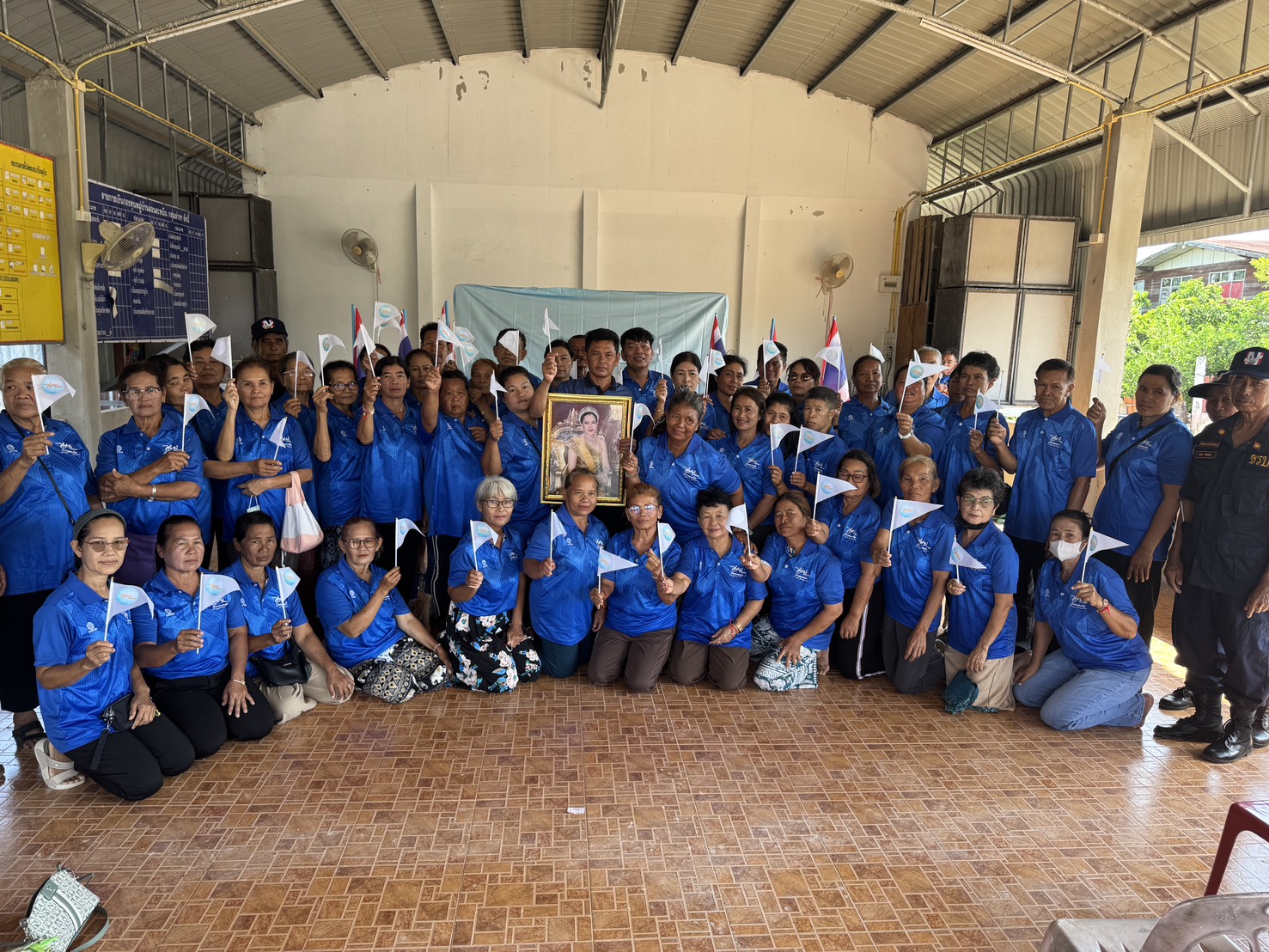 พช.บ้านเหลื่อม ร่วมกับคณะกรรมการกองทุนแม่ของแผ่นดินบ้านดอนตะหนิน มอบธงสัญลักษณ์ครัวเรือนปลอดภัยจากยาเสพติด
